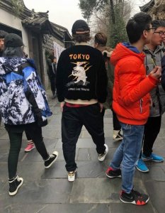 蒋劲夫回国后现身网红店，身材发胖，衣服背后的图案引人深思！