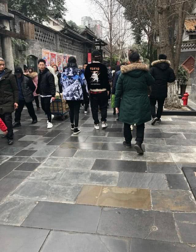 蒋劲夫回国后现身网红店,身材发胖,衣服背后的图案引人深思!