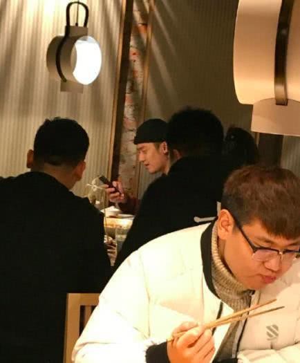 蒋劲夫回国后现身网红店,身材发胖,衣服背后的图案引人深思!