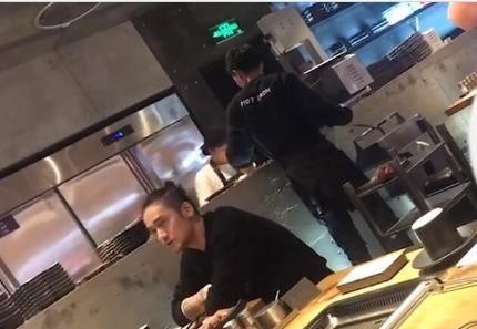 蒋劲夫回国后与友人烤肉店聚餐，面色略显憔悴！