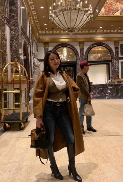 蒋娉婷百搭牛仔裤,依旧时尚个性,解锁清纯女王时尚感
