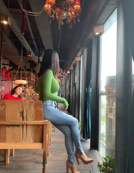 蒋娉婷百搭牛仔裤,依旧时尚个性,解锁清纯女王时尚感