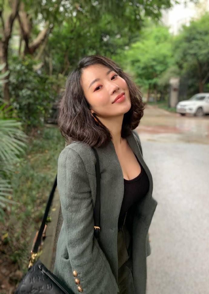 蒋娉婷百搭牛仔裤,依旧时尚个性,解锁清纯女王时尚感