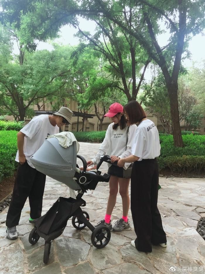 姜潮求婚麦迪娜全过程曝光,求婚成功甜蜜相拥亲吻画面超温馨
