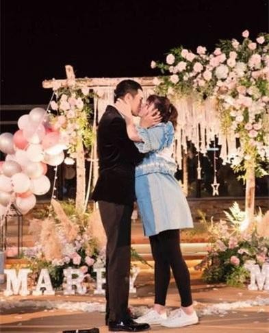 姜潮求婚麦迪娜全过程曝光,求婚成功甜蜜相拥亲吻画面超温馨