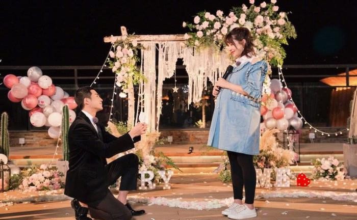 姜潮求婚麦迪娜全过程曝光,求婚成功甜蜜相拥亲吻画面超温馨