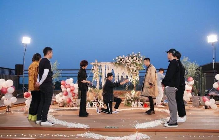 姜潮求婚麦迪娜全过程曝光,求婚成功甜蜜相拥亲吻画面超温馨