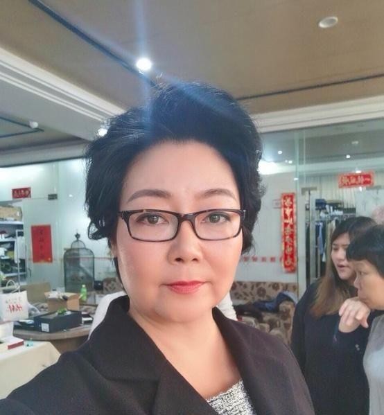 51岁萨日娜近照曝光,慈眉善目气质佳,观众喜欢的妈妈专业户