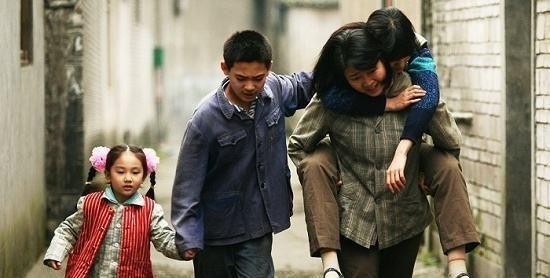 51岁萨日娜近照曝光,慈眉善目气质佳,观众喜欢的妈妈专业户