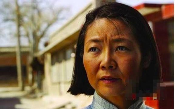 51岁萨日娜近照曝光,慈眉善目气质佳,观众喜欢的妈妈专业户