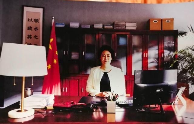 51岁萨日娜近照曝光,慈眉善目气质佳,观众喜欢的妈妈专业户
