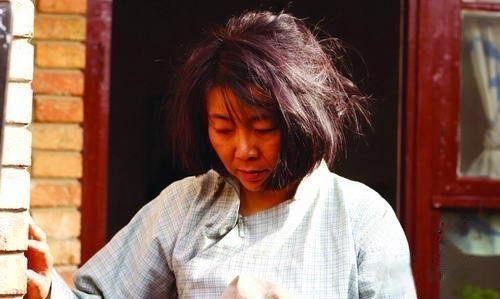 51岁萨日娜近照曝光,慈眉善目气质佳,观众喜欢的妈妈专业户