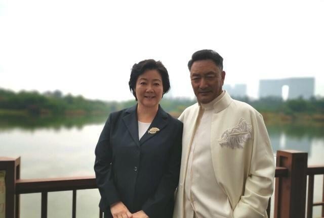 51岁萨日娜近照曝光,慈眉善目气质佳,观众喜欢的妈妈专业户