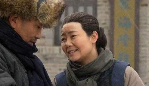 51岁萨日娜近照曝光,慈眉善目气质佳,观众喜欢的妈妈专业户