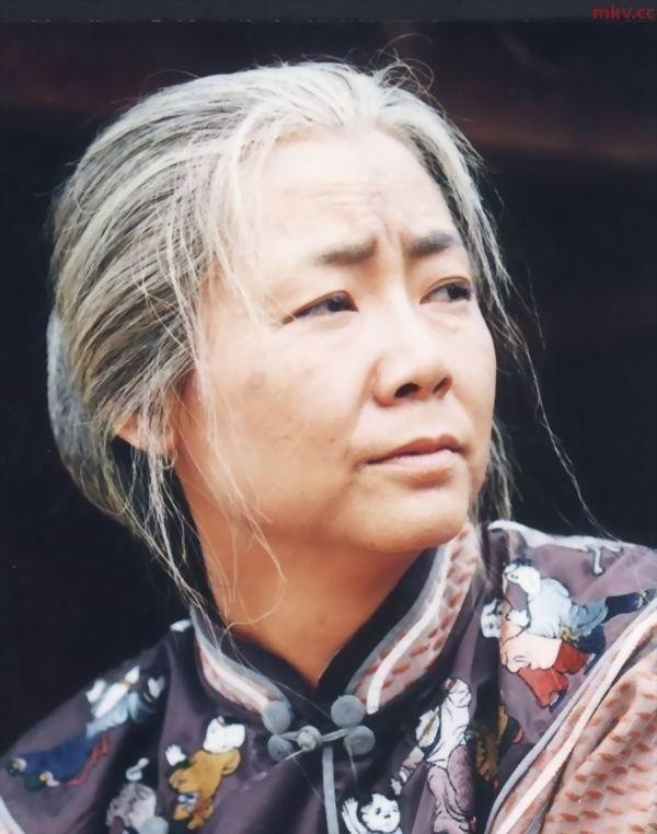 51岁萨日娜近照曝光,慈眉善目气质佳,观众喜欢的妈妈专业户