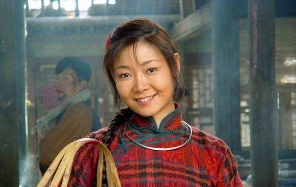 51岁萨日娜近照曝光,慈眉善目气质佳,观众喜欢的妈妈专业户