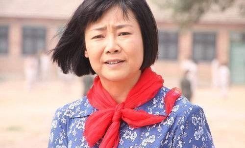 51岁萨日娜近照曝光,慈眉善目气质佳,观众喜欢的妈妈专业户