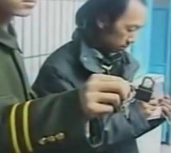 2000年，男子为控制女友，给她戴上“贞操锁”，声称：是她是自愿