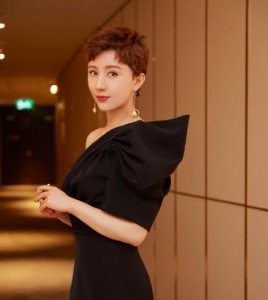 ​导演尤小刚三婚妻子近照，五官精致清雅脱俗，相差30岁恩爱如初