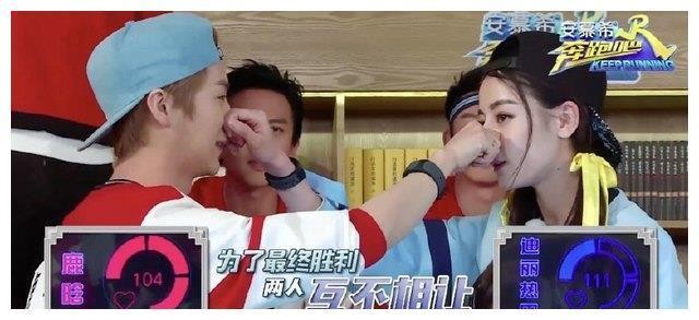 鹿晗用迪丽热巴保护了关晓彤,被网友喊话要求当众给热巴道歉