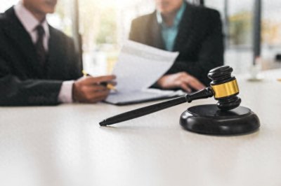 ​女子被公司以工作表现达不到要求辞退，公司不服仲裁裁决起诉她索赔12万，法院