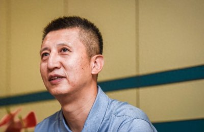 ​广州出局夜！郭士强与妻子相拥，官宣去向，任男篮新主帅悬念揭晓