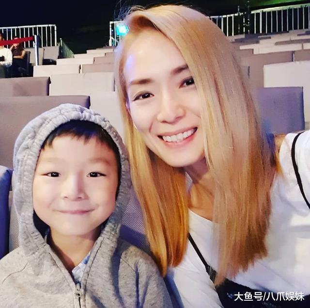 “最美何仙姑”郑秀珍宣布离婚, 让大家别担心, 43岁的她依然美艳