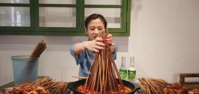 密子君为证明没“催吐”，一次吃1200根串串，结果还是露馅了！