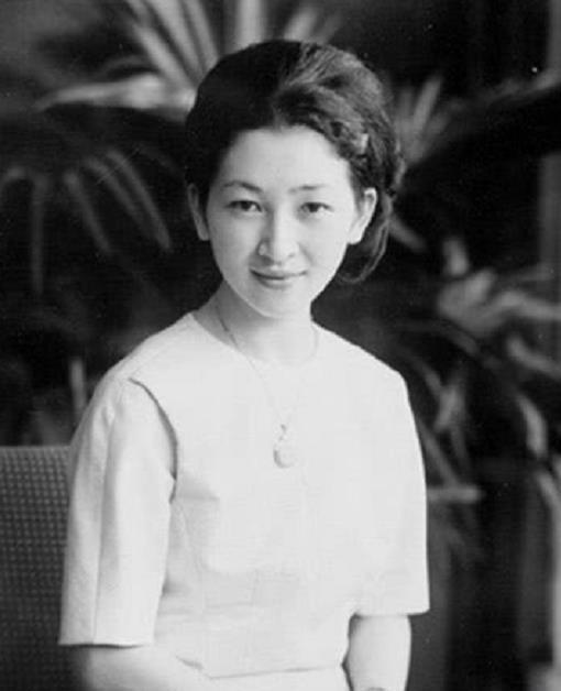 日本最漂亮的皇后美智子，曾拒绝天皇和三岛由纪夫的同时求婚