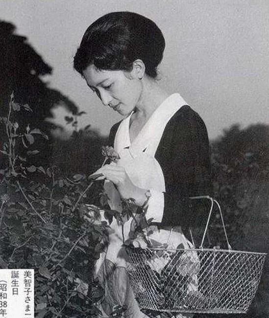 日本最漂亮的皇后美智子，曾拒绝天皇和三岛由纪夫的同时求婚