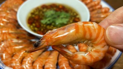 ​怎么煮虾？教你一招，虾肉鲜嫩入味又好吃，太香了