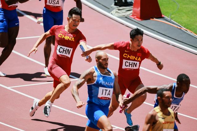 男子4x100米接力苏炳添回放（苏炳添圆月弯刀追赶）(3)