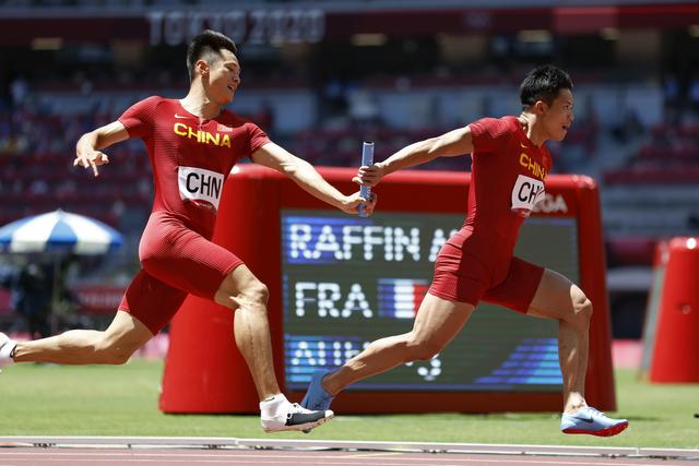 男子4x100米接力苏炳添回放（苏炳添圆月弯刀追赶）(2)