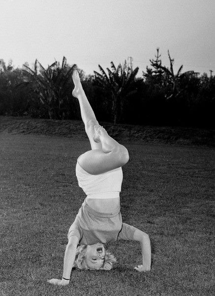 1947年玛丽莲梦露一组瑜伽照曝光，她也太强了！
