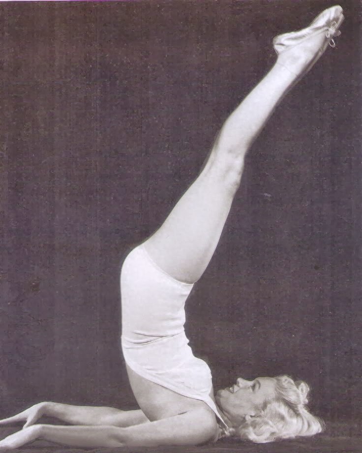 1947年玛丽莲梦露一组瑜伽照曝光，她也太强了！