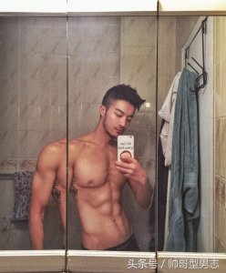 ​你还记得在奇葩说上爆红的大胸帅哥樊野吗？