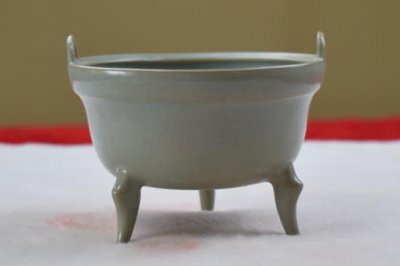 ​汝窑双耳三足炉出自哪个朝代?