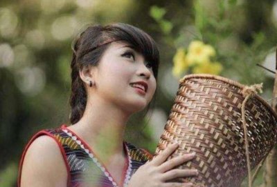 ​在中缅边境，缅甸美女每天都来干什么呢？当地男性实在太幸福了