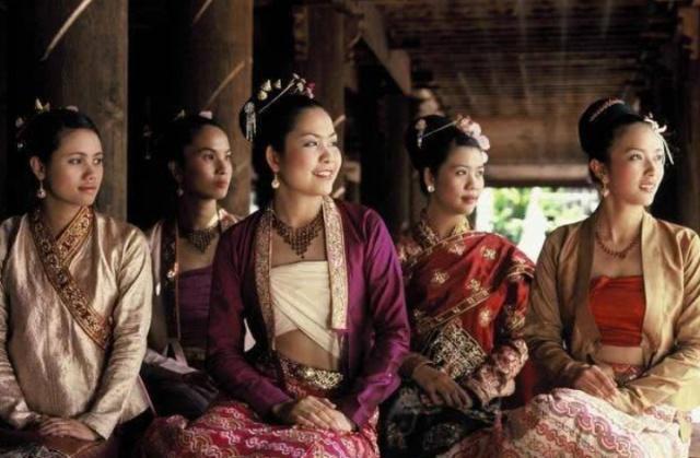 在中缅边境，缅甸美女每天都来干什么呢？当地男性实在太幸福了
