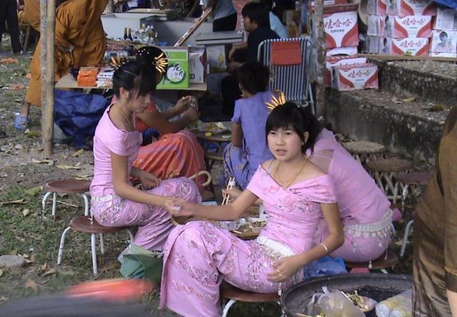 在中缅边境，缅甸美女每天都来干什么呢？当地男性实在太幸福了