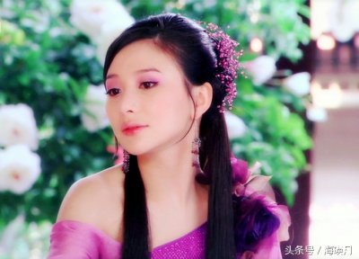​熊乃瑾的这款古装露肩紫衣挺美，一清纯与妩媚并存的女子
