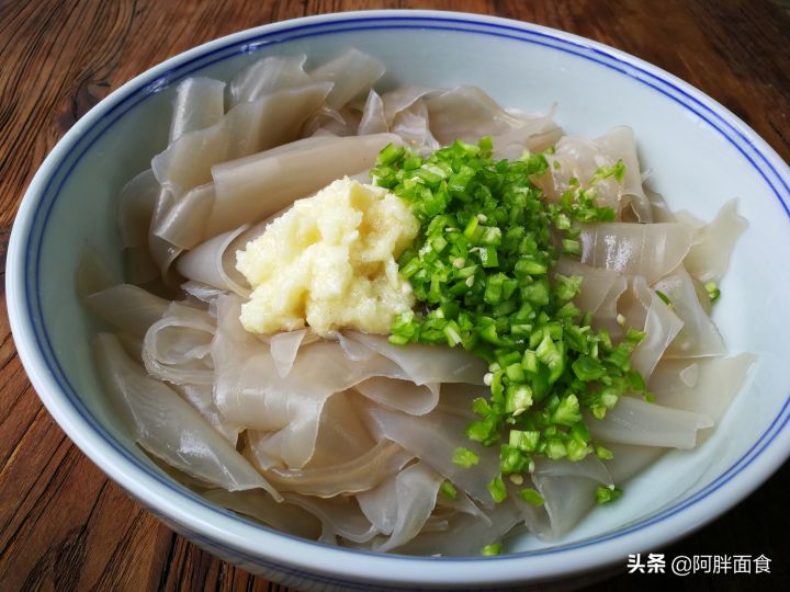 凉拌粉皮的做法家常菜(凉拌粉皮比做凉皮要简单)