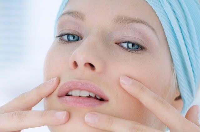 去黑头收缩毛孔的最简单方法（如何去黑头缩毛孔）(1)