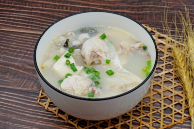 ​怎样清炖鲫鱼汤好喝？切忌直接下锅炖，牢记2个妙招，鱼汤鲜美奶白