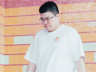 ​韦神晒出一家三口照片，看清蜜蜂仔的模样太羡慕，比普通人还要瘦