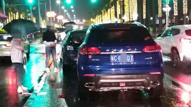 追尾玛莎拉蒂又怼上奔驰，撞掉十几万！还要坐牢…