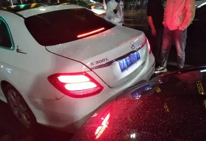 追尾玛莎拉蒂又怼上奔驰，撞掉十几万！还要坐牢…