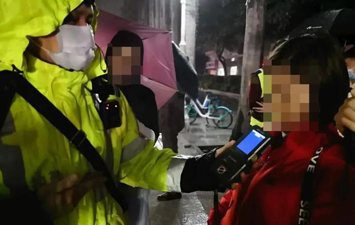 追尾玛莎拉蒂又怼上奔驰，撞掉十几万！还要坐牢…