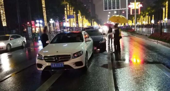 追尾玛莎拉蒂又怼上奔驰，撞掉十几万！还要坐牢…