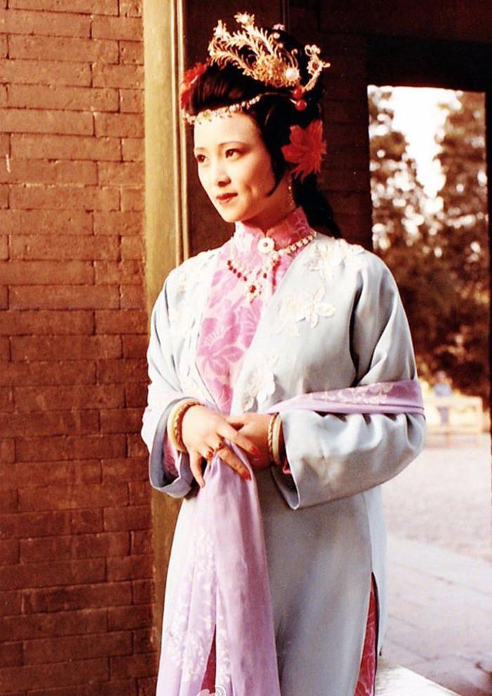 与秦可卿爬灰的，原本是贾敬，曹雪芹为什么换成贾珍？